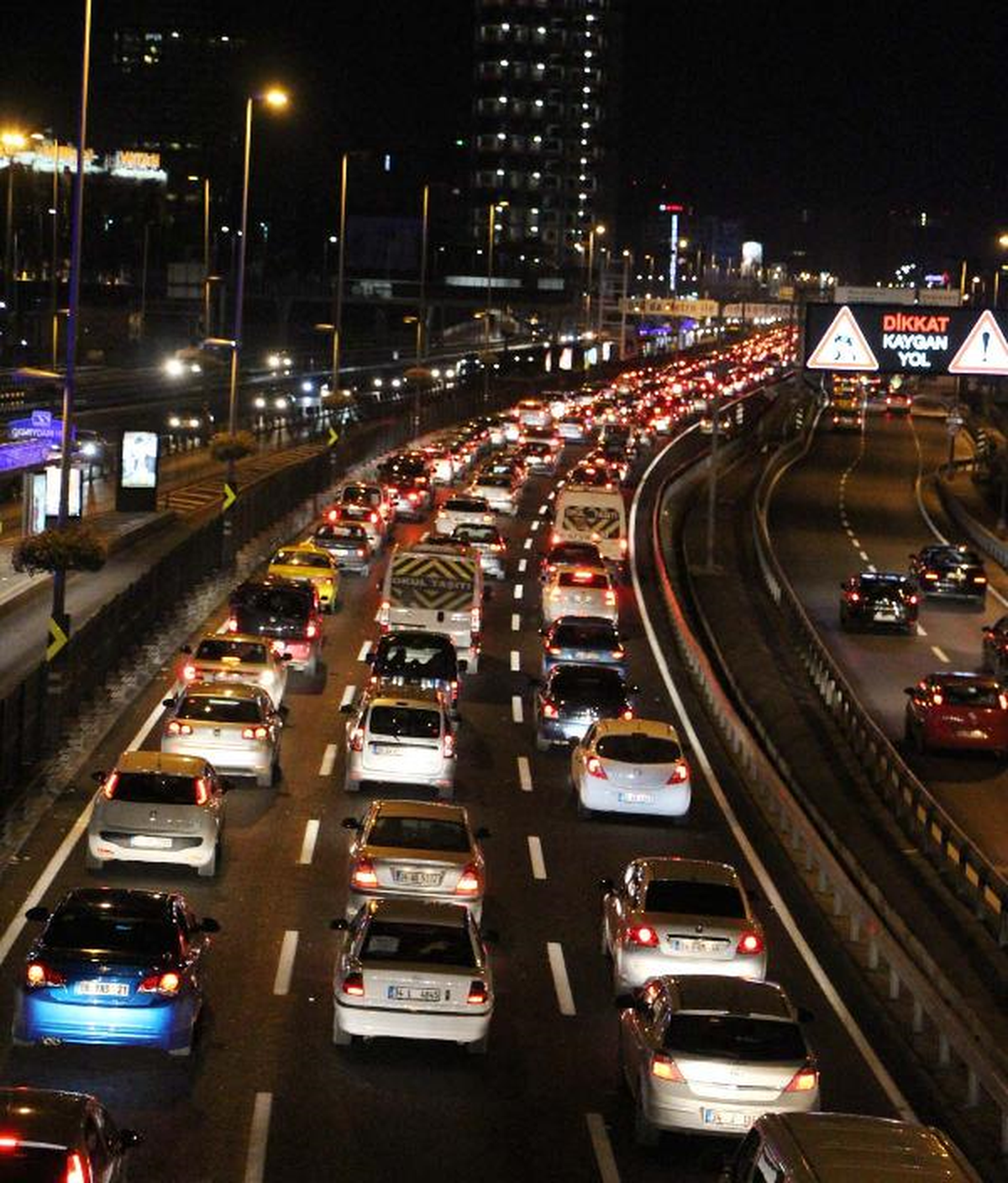İstanbullu\'nun Yol Sefası 6 Saat Sürdü (2)