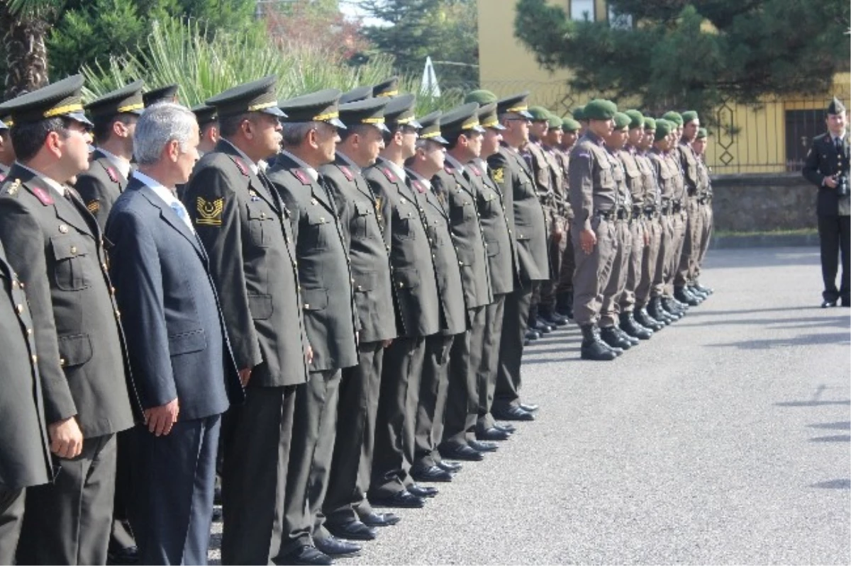 Kocaeli Valisi Ercan Topaca İl Jandarma Komutanlığı\' Nı Ziyaret Ederek Personelle Bayramlaştı