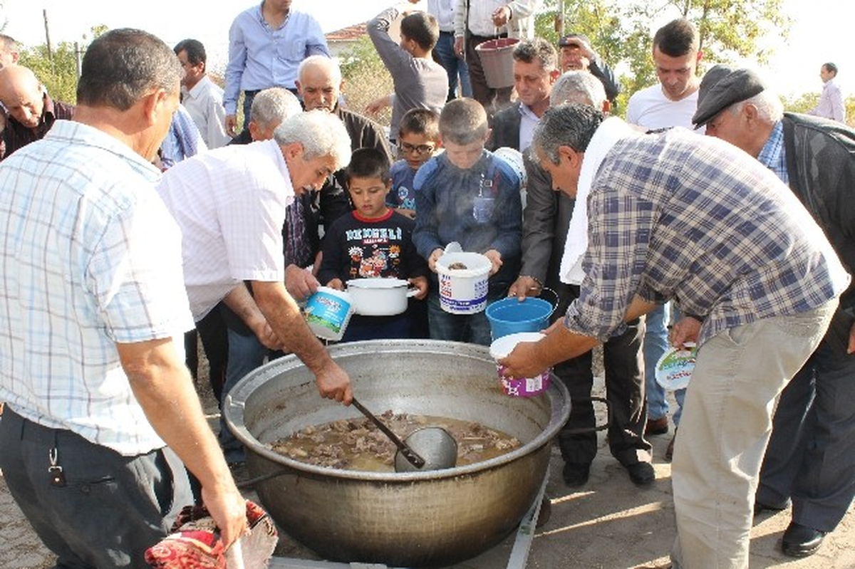 Köylüler Kurban Eti Pişirme Geleneğini Sürdürüyor