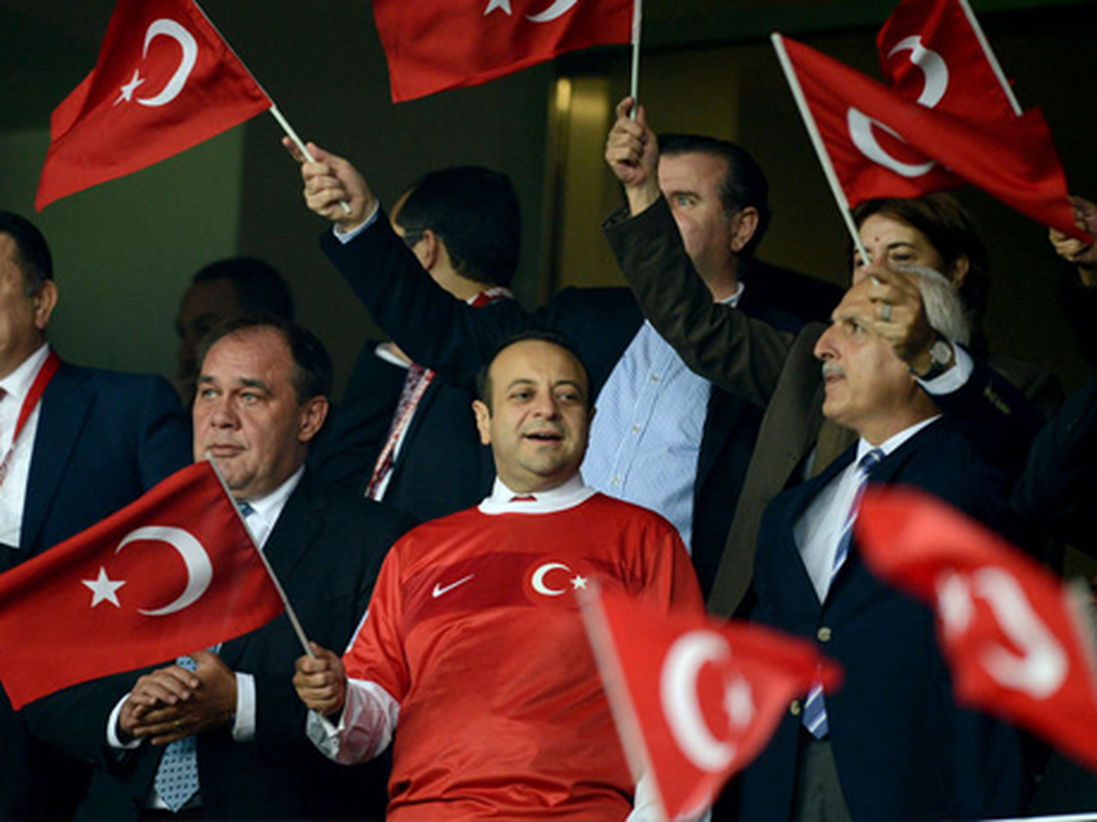 Milli Maçı İzleyen Egemen Bağış, Twitter'da Gündem Yarattı