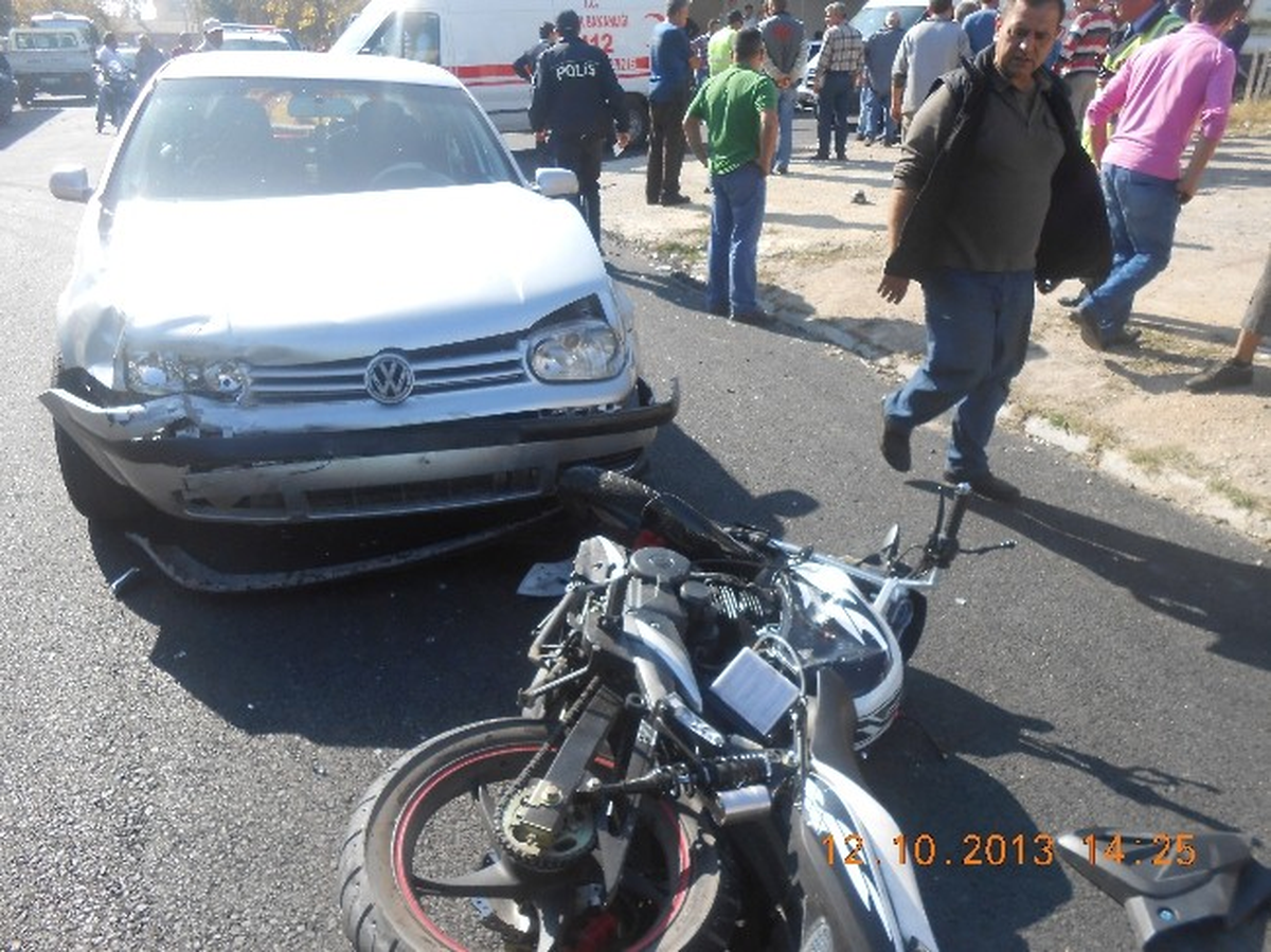 Motosikletle Otomobilin Çarpıştığı Kaza Kameraya Yansıdı