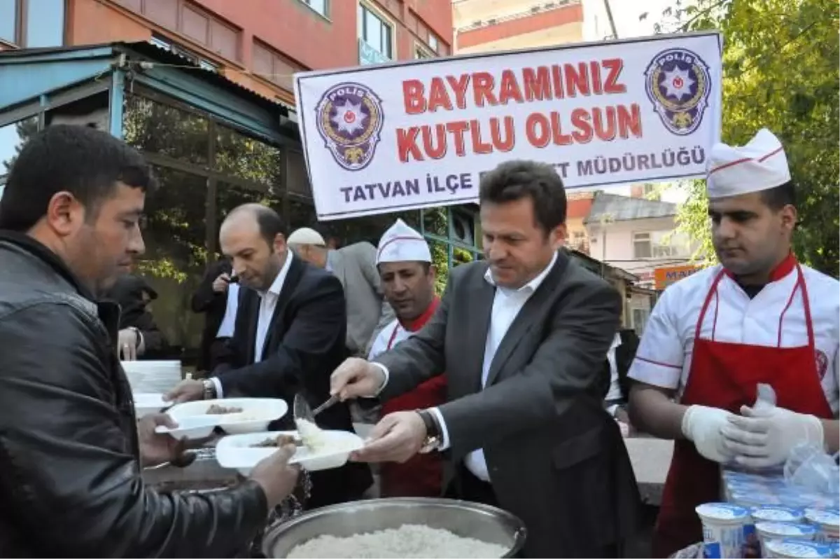 Polisler Vatandaşlara Kavurma ve Pilav Dağıttı