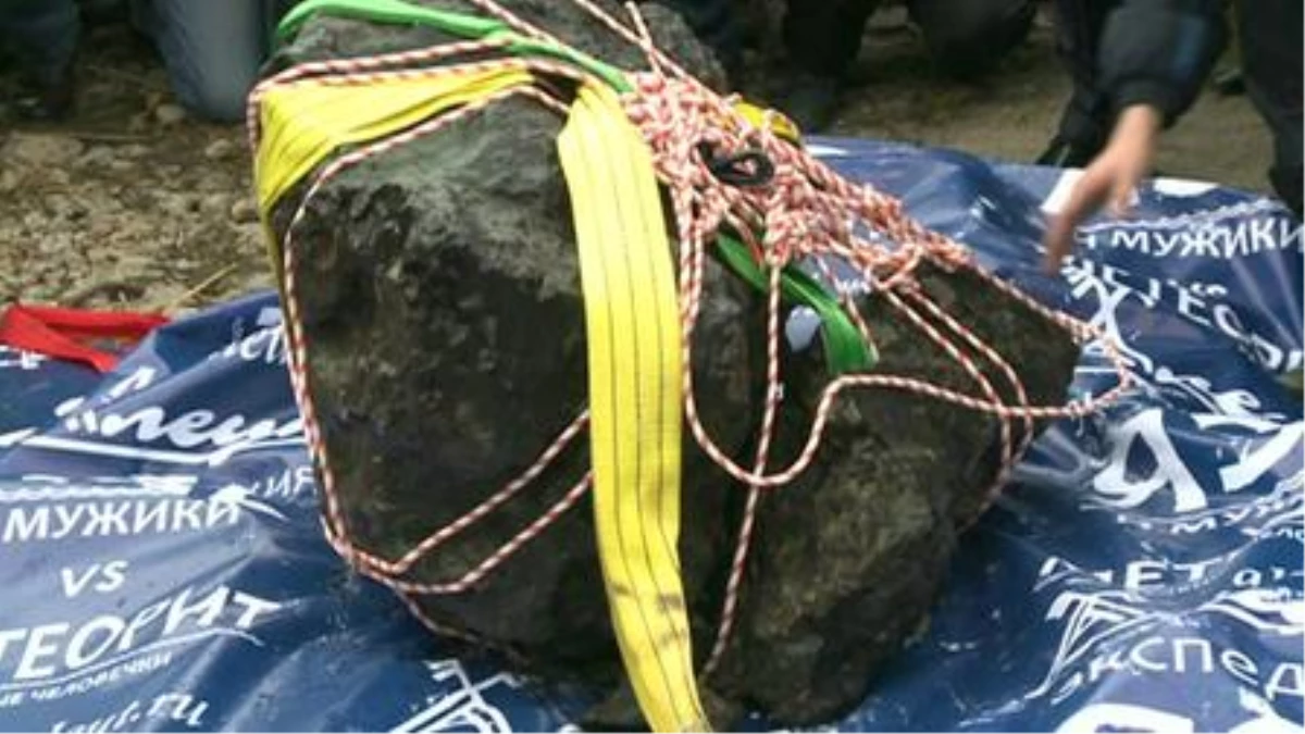 Rusya\'ya Düşen "Çelyabinsk" Meteorunun 570 Kilogramlık Parçası Bulundu