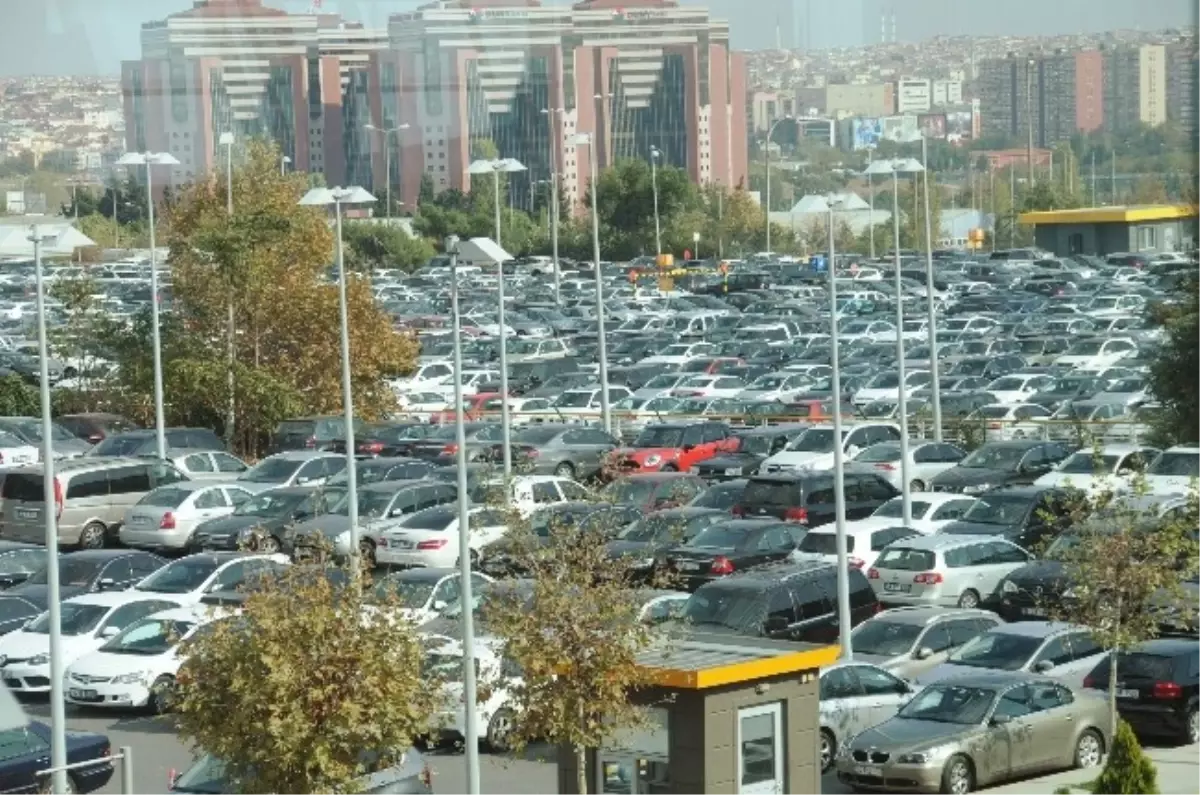 Tatilciler Havalimanı Otoparkını Doldurdu