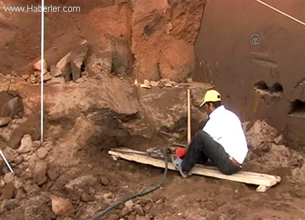 Ahlat taşını "hava yastığı" ile çıkarıyor