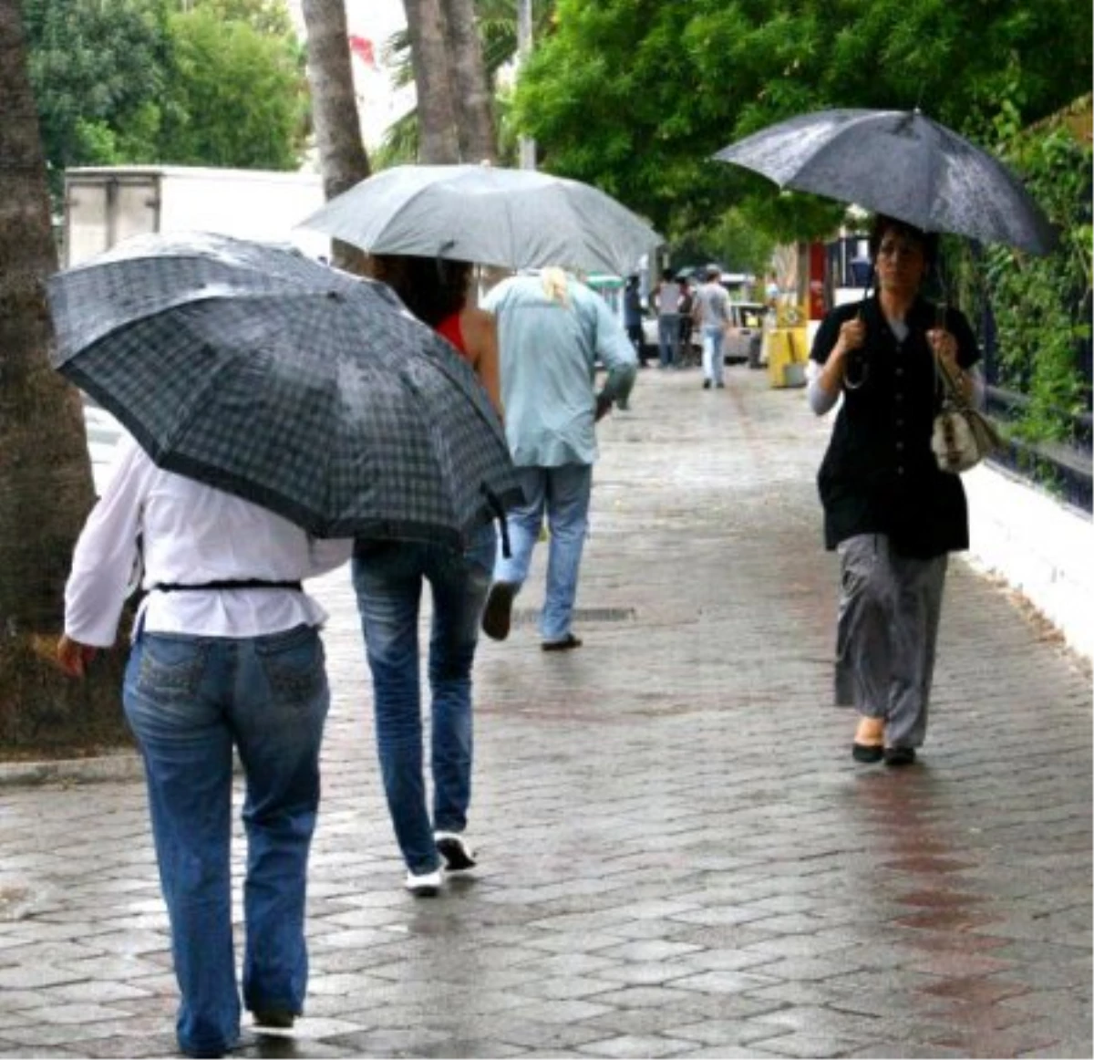 Antalya\'da Yağmur Hayatı Olumsuz Etkiliyor