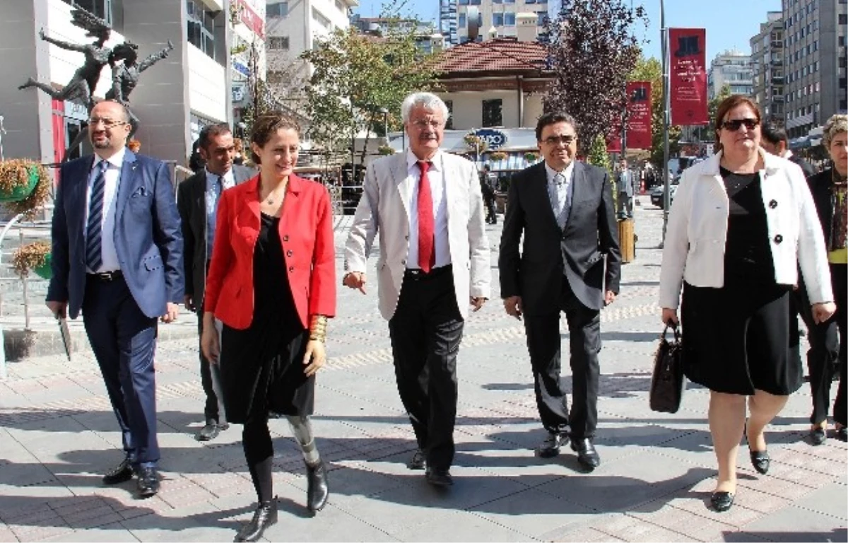 CHP\'li Milletvekilleri "Lozan\'dan Cumhuriyete İsmet İnönü" Sergisi Gezdi