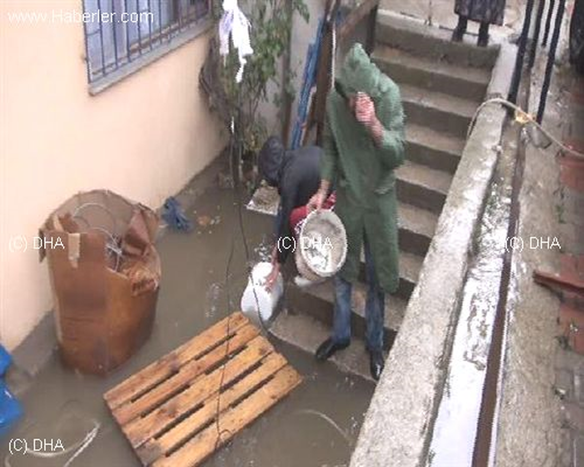 Dere Taştı Vatandaşlar Evlerinde Mahsur Kaldı