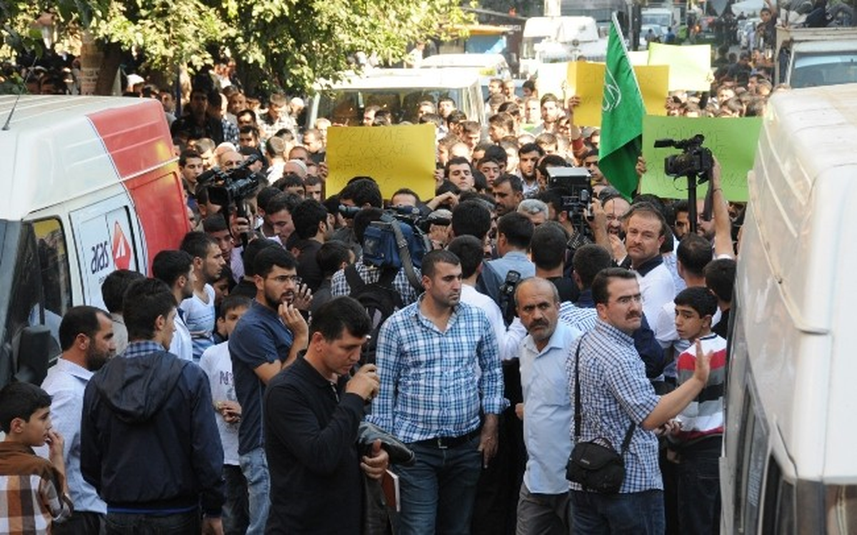 Diyarbakır\'da Stk\'lar Molotof Saldırısına Karşı Yürüdü