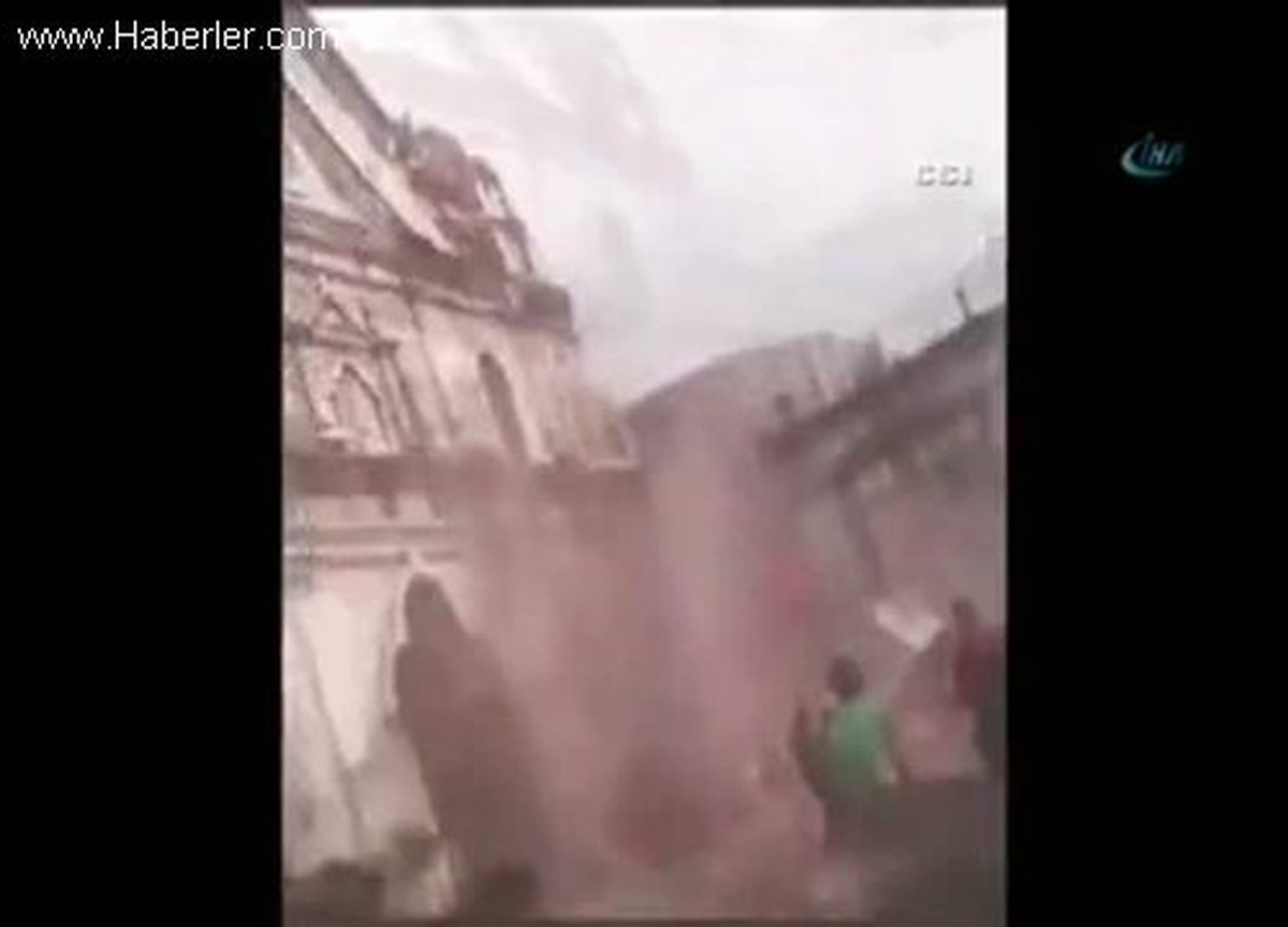 Filipinler\'deki Kilisenin Çan Kulesi Depremde Böyle Yıkıldı