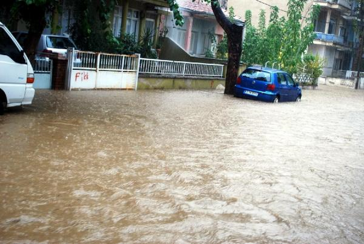 İki Saatlik Yağmur Salihli\'yi Göle Çevirdi