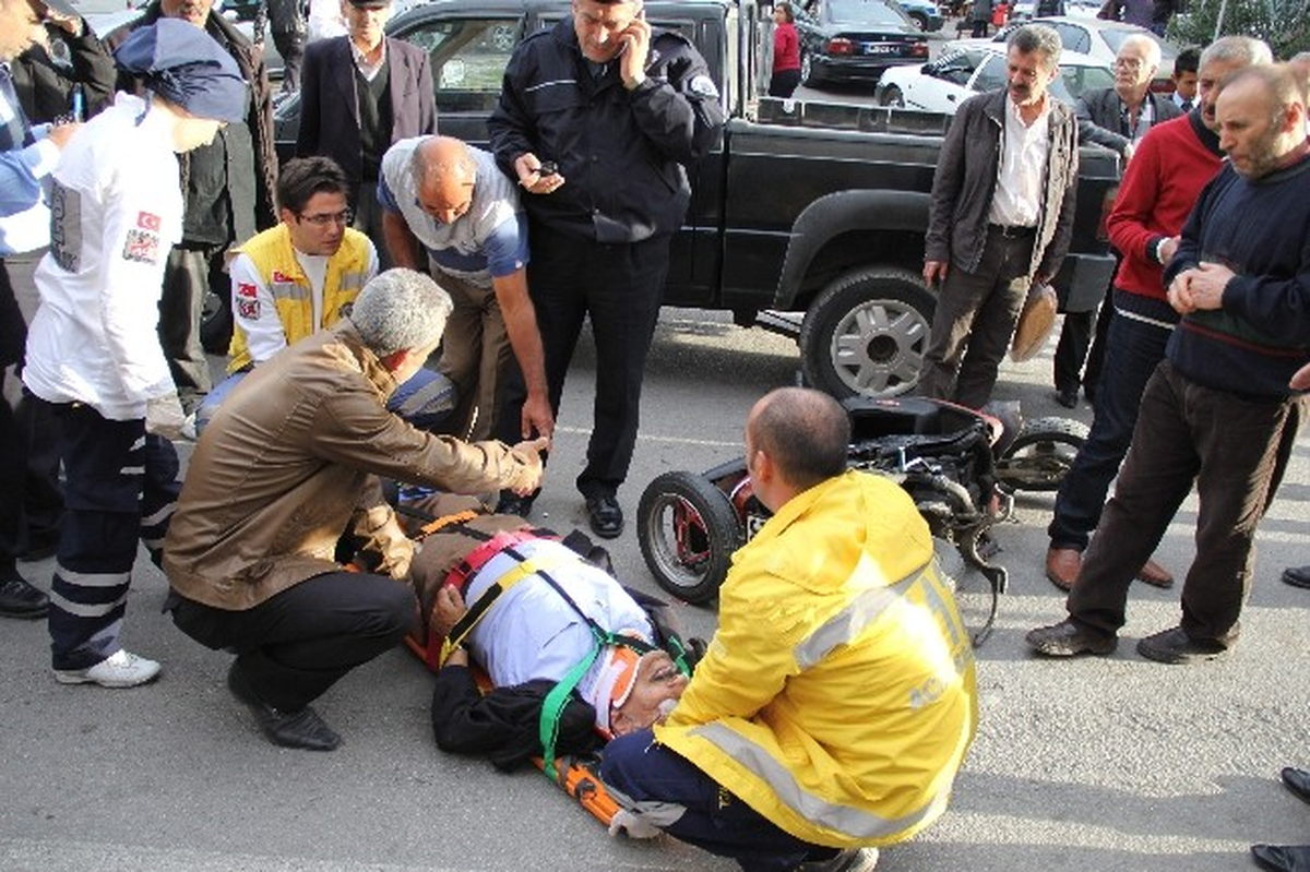 Kamyonet Motosiklete Çarptı: 1 Yaralı