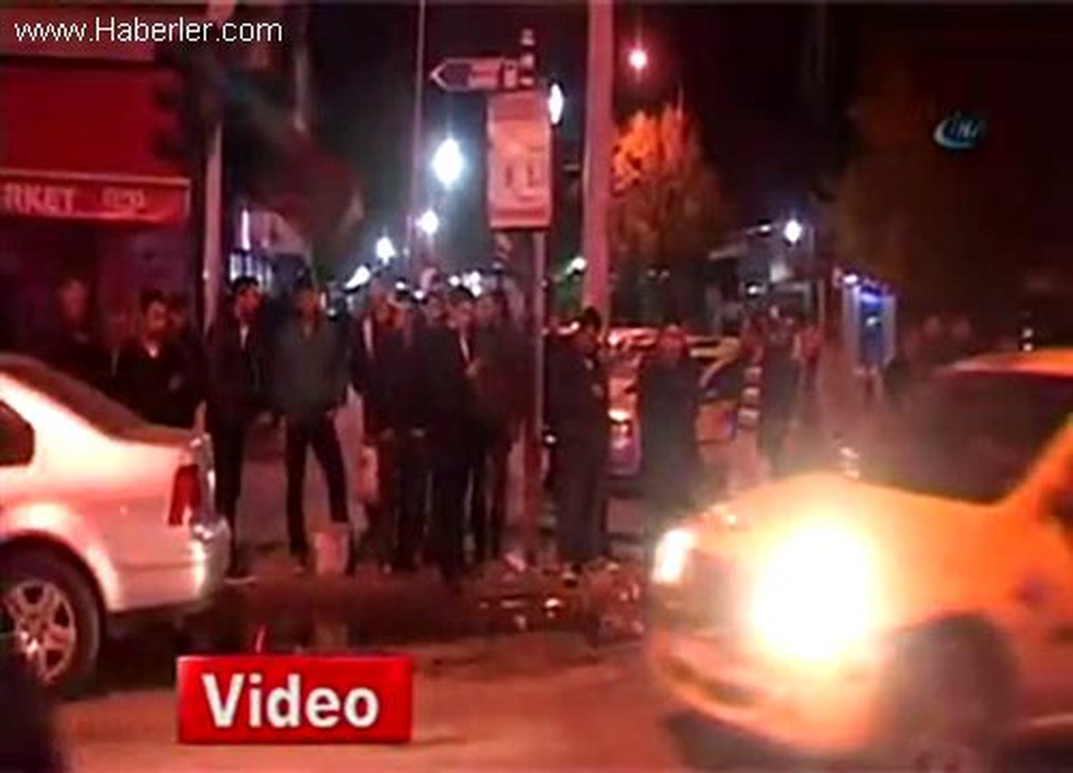 Kars\'ta Park Edilmiş Otomobil Polisi Alarma Geçirdi