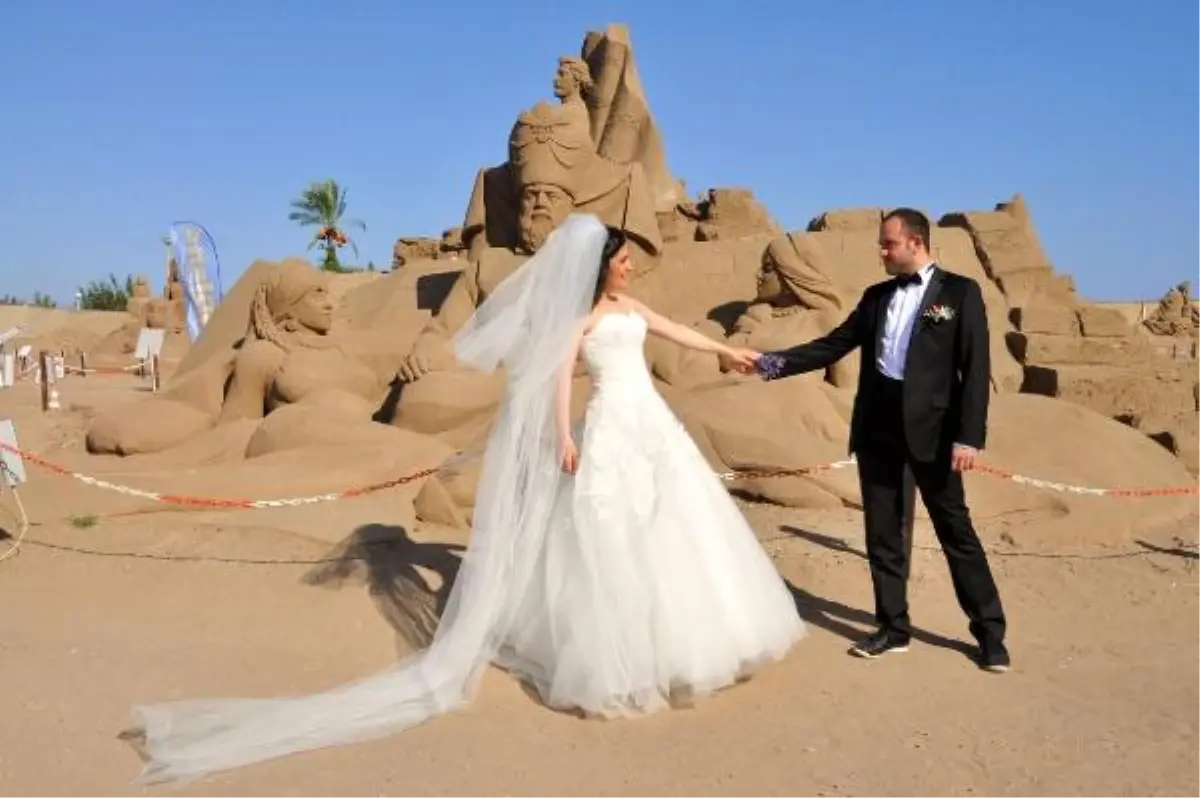 Kum Heykeller Yeni Evlenen Çiftlerin Gözde Mekanı Oldu