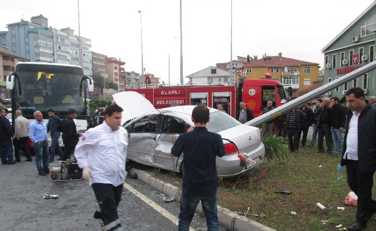 Otobüs ile Otomobil Çarpıştı: 3 Yaralı