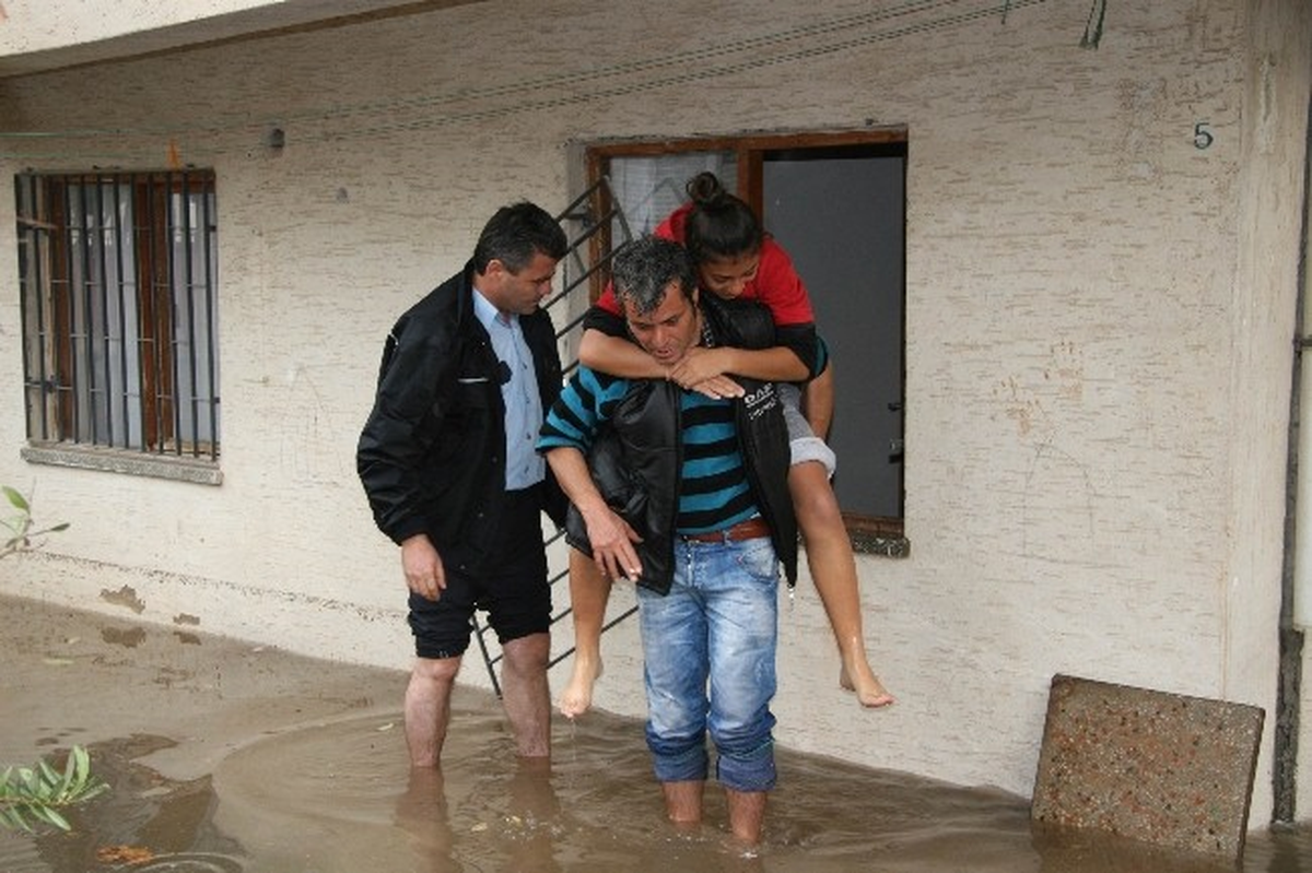 (Özel Haber) Antalya\'da Sağanak Yağış Su Baskınlarına Sebep Oldu