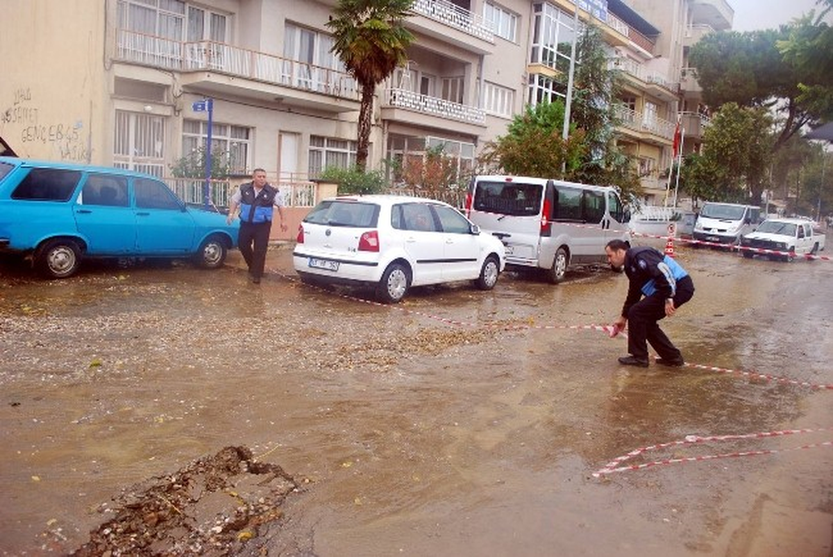 Sağanak Yağmur Salihli\'de Hayatı Felç Etti