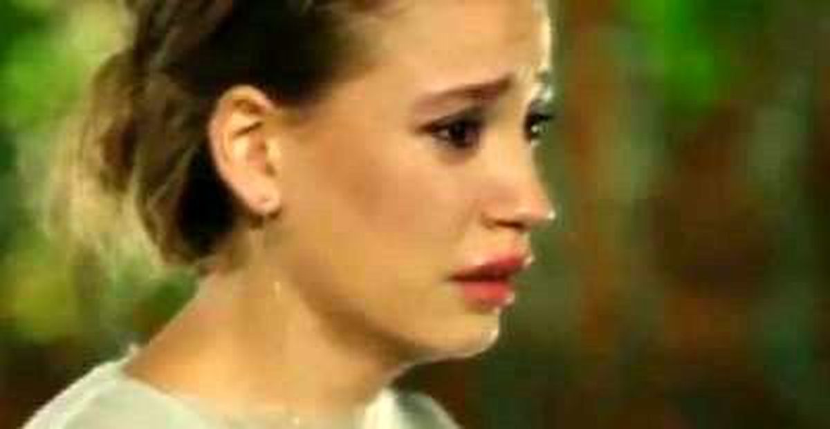 Serenay Sarıkaya'nın Dizide Burnu Aktı