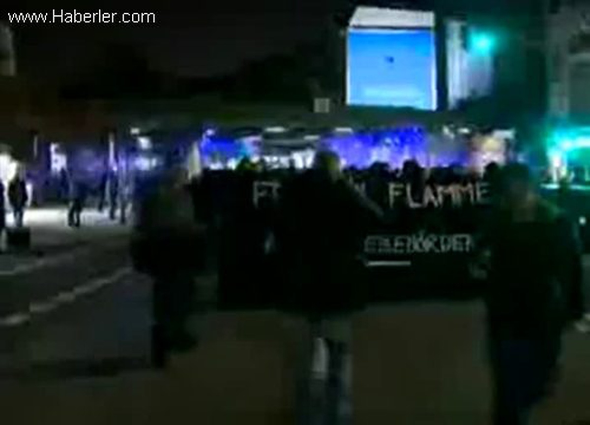 Solcu Grup, Göçmenler İçin Hamburg\'ta Polisle Çatıştı