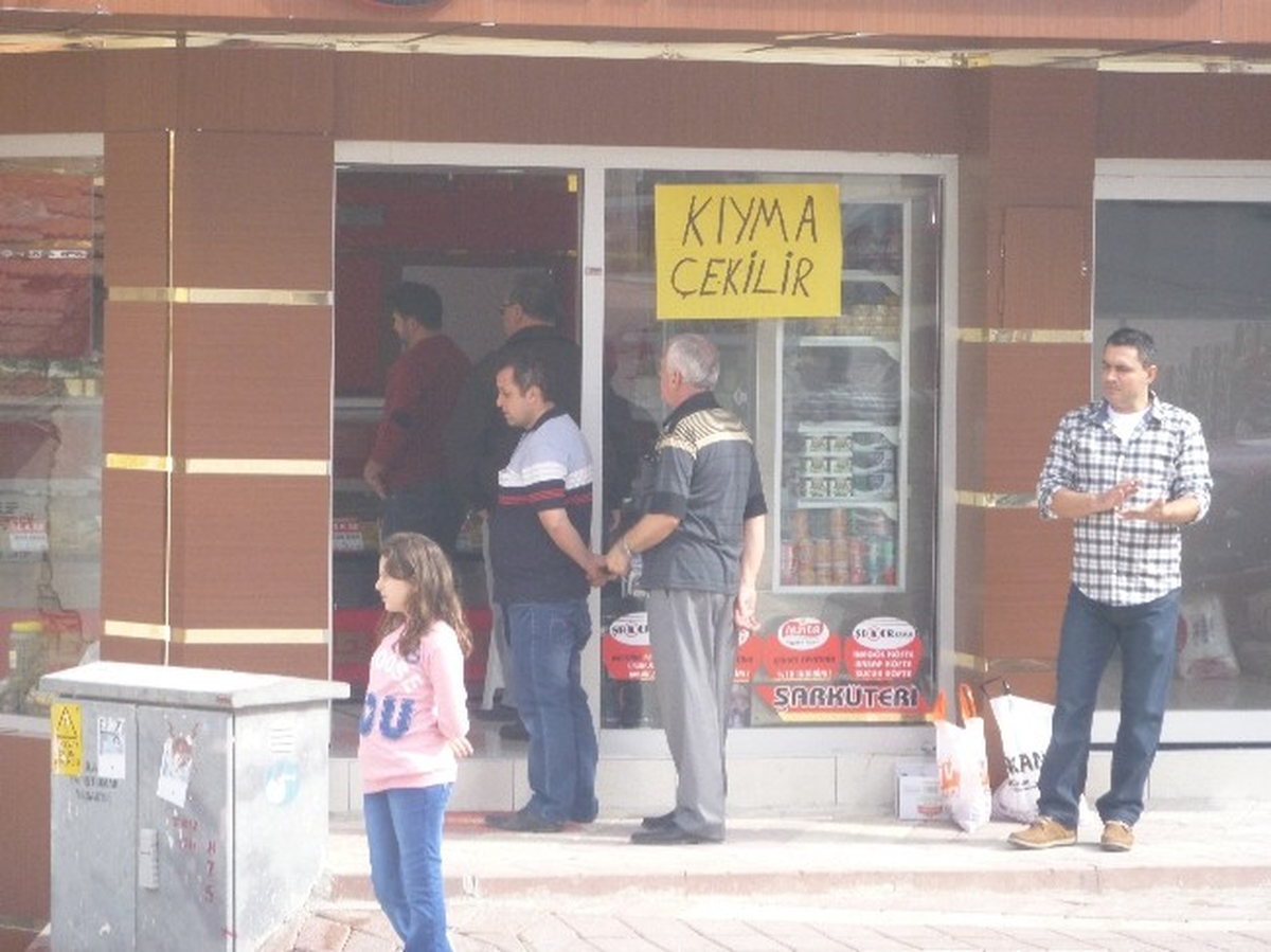 Sucuk ve Kıyma Yaptırmak İsteyenler Kasaplara Akın Etti