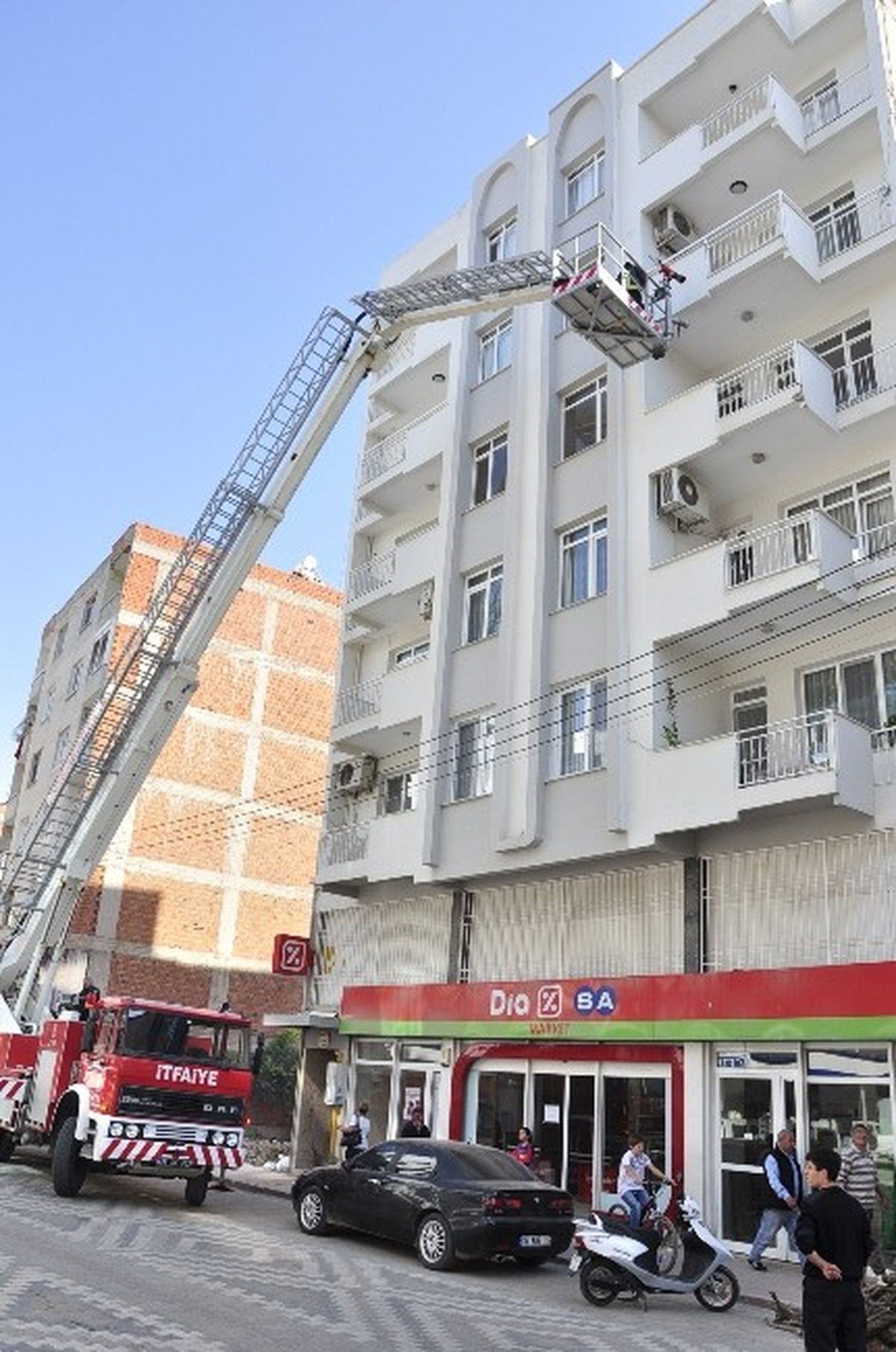 Torbalı İtfaiyesi\'nden Kedi Kurtarma Operasyonu