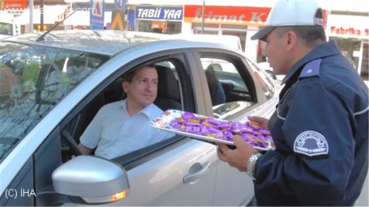 Trafik Polislerinden Sürücülere Bayram Çikolatası