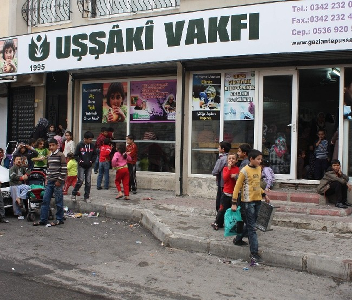 Uşşaki Vakfı Bayramda Yoksulların Yüzünü Güldürüyor