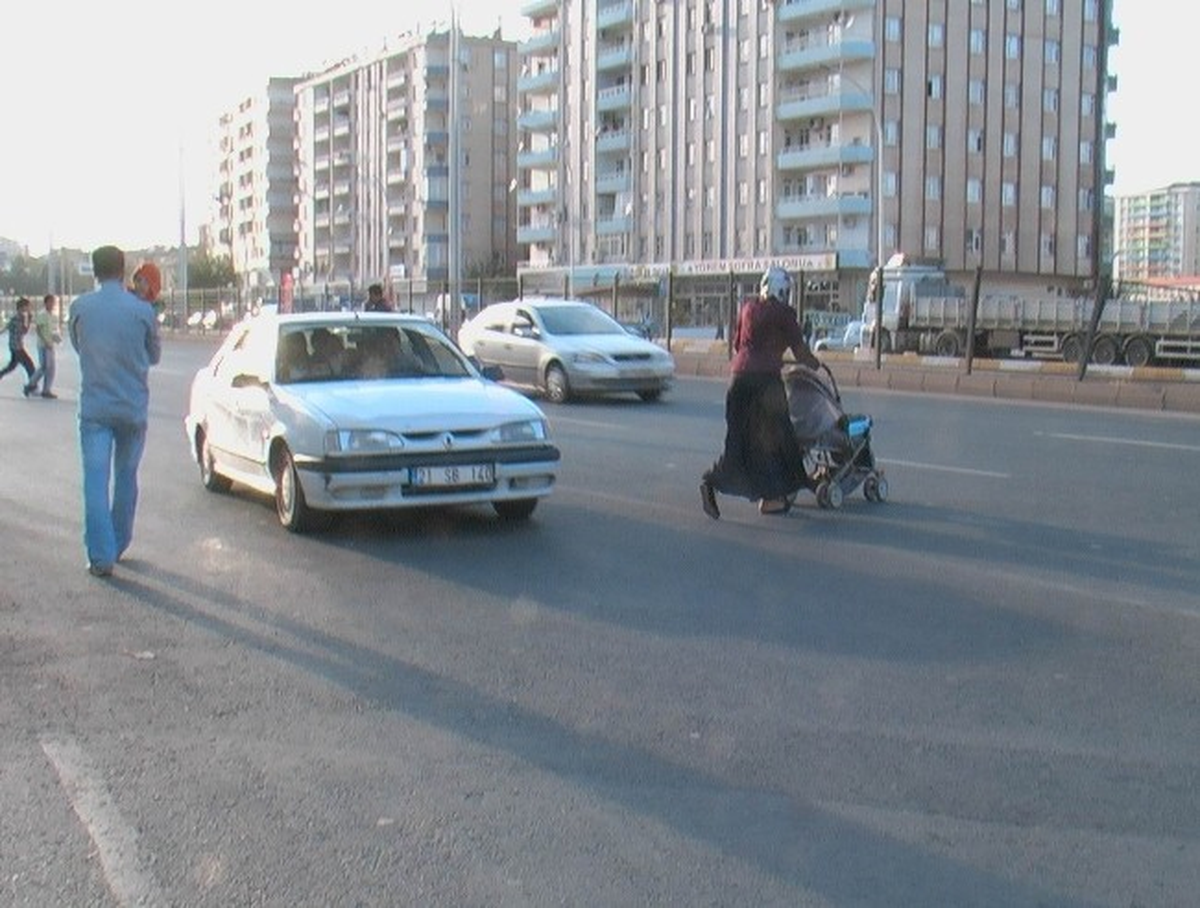 Üst Geçidi Kullanmayan Vatandaşlar Kazaya Davetiye Çıkarıyor