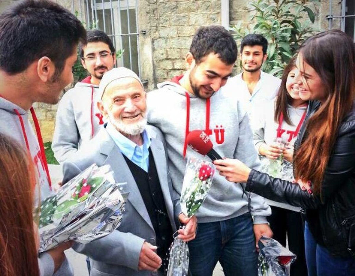 Yıldızlı Öğrenciler, Bayramda Darülaceze\'yi Ziyaret Etti