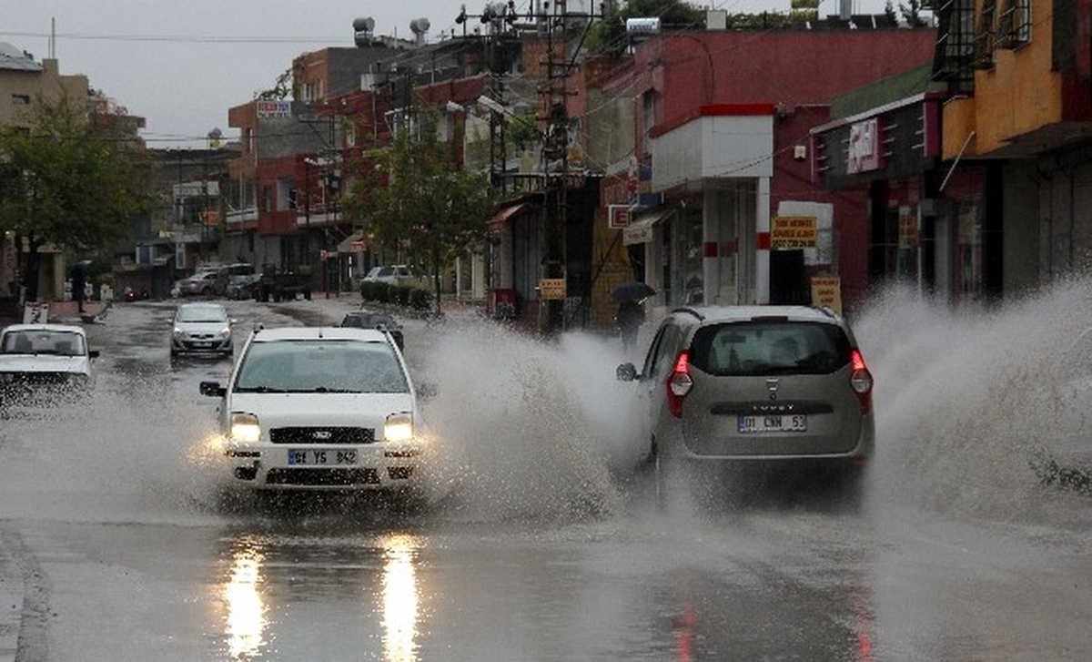 Adana\'da Şiddetli Yağış Hayatı Olumsuz Etkiledi