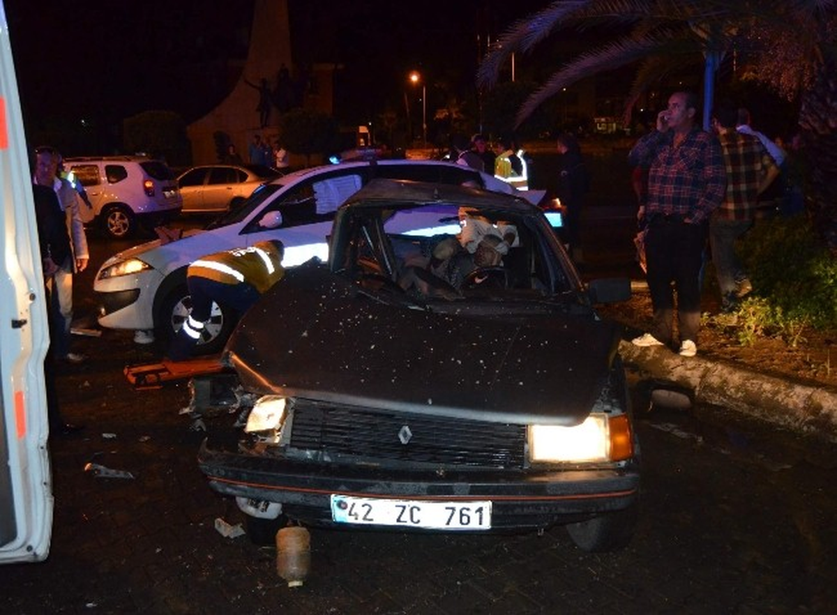 Alanya\'da Trafik Kazası: 1 Ölü, 4 Yaralı