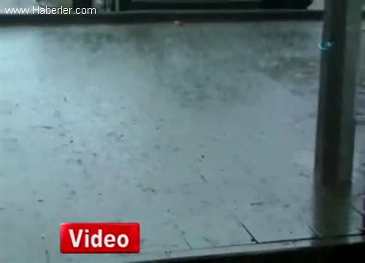 Antalya\'da Sağanak Yağış Tatilcileri Hazırlıksız Yakaladı