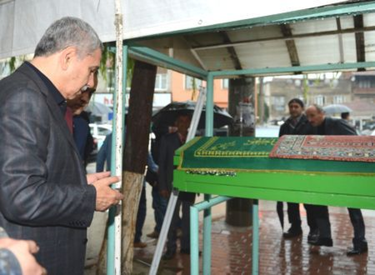 Arınç, Vefat Eden AK Parti Yöneticisinin Cenazesine Katıldı