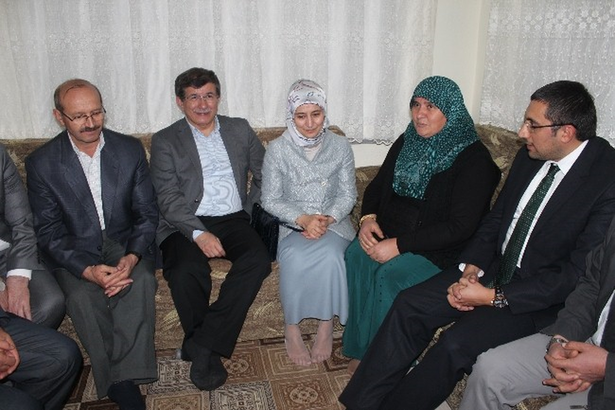 Bakan Davutoğlu, 2 Yıl Önce Verdiği Çay İçme Sözünü Tuttu