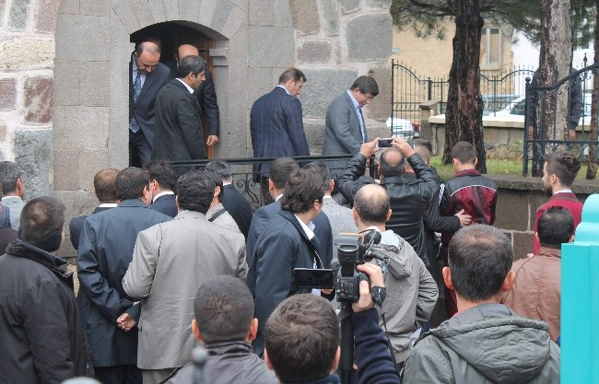 Bakan Davutoğlu Seydişehir\'de Vatandaşlarla Bayramlaştı