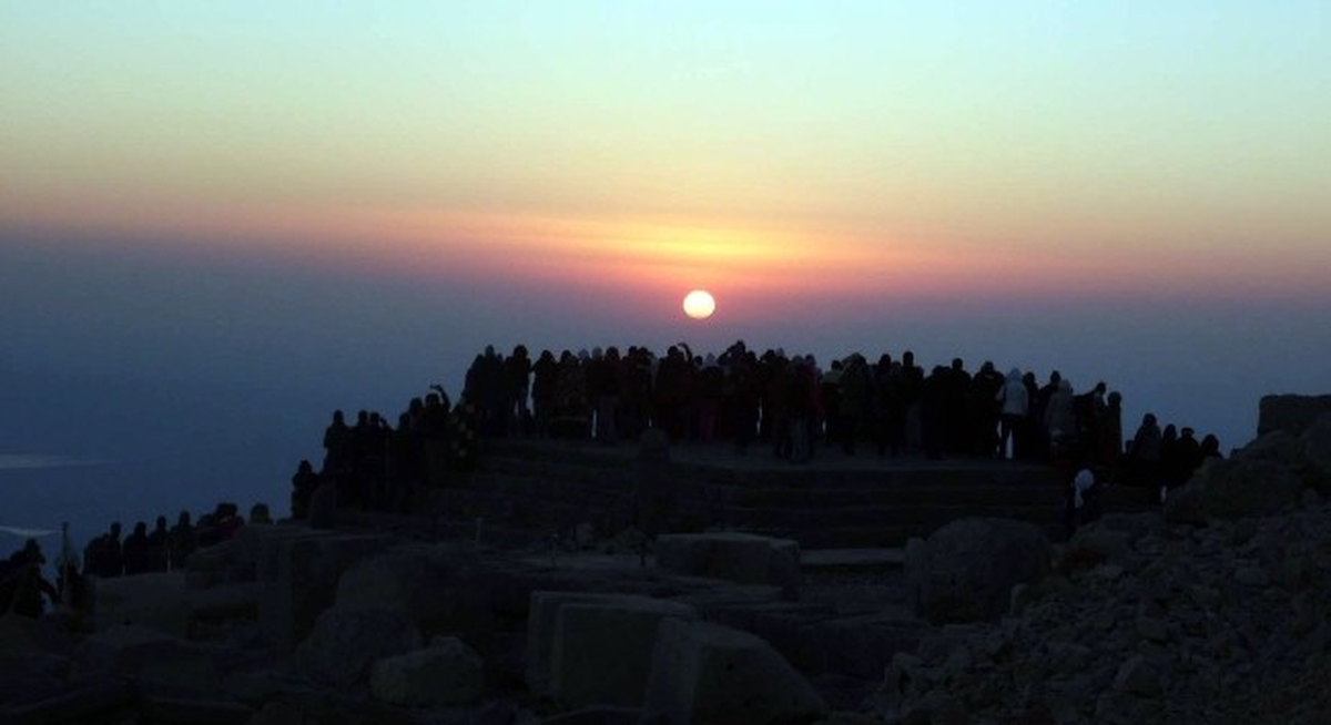 Bayramda Yerli Turistler Nemrut Dağı\'na Akın Etti