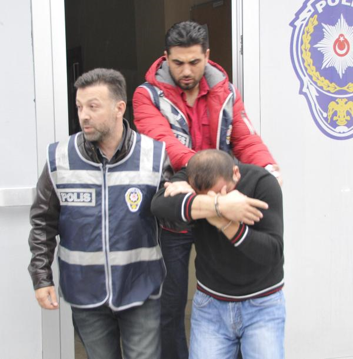 Bazanın İçine Saklanan Hırsız, Polisi Atlatamadı