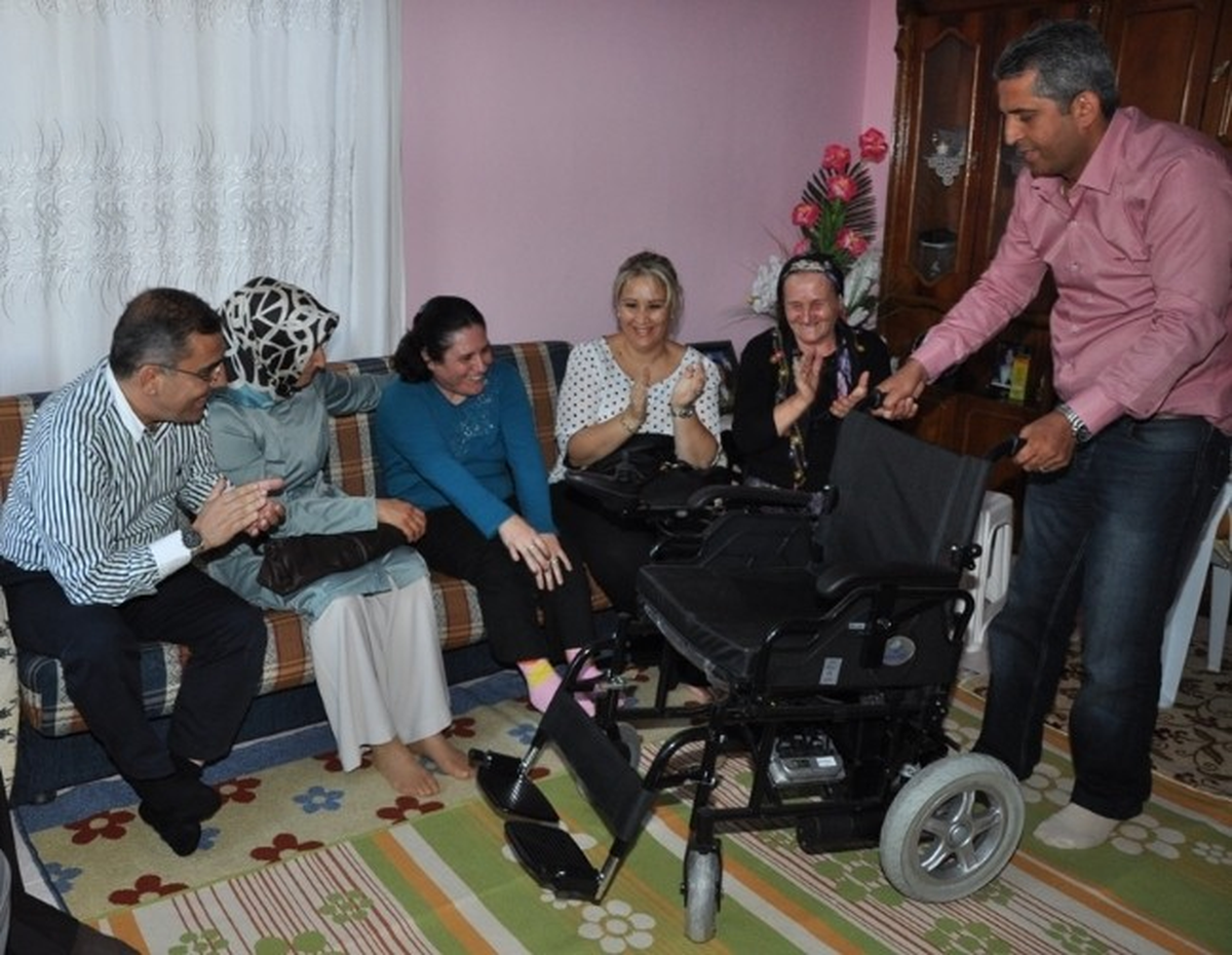 Çelikcan\'dan Engelli Kadına Tekerlekli Sandalye Yardımı