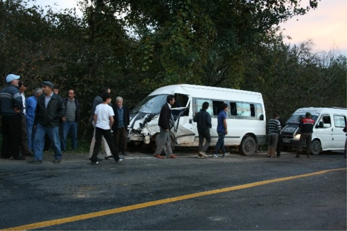 Düğün Minibüsü, Cenaze Minibüsü ile Çarpıştı: 6 Yaralı