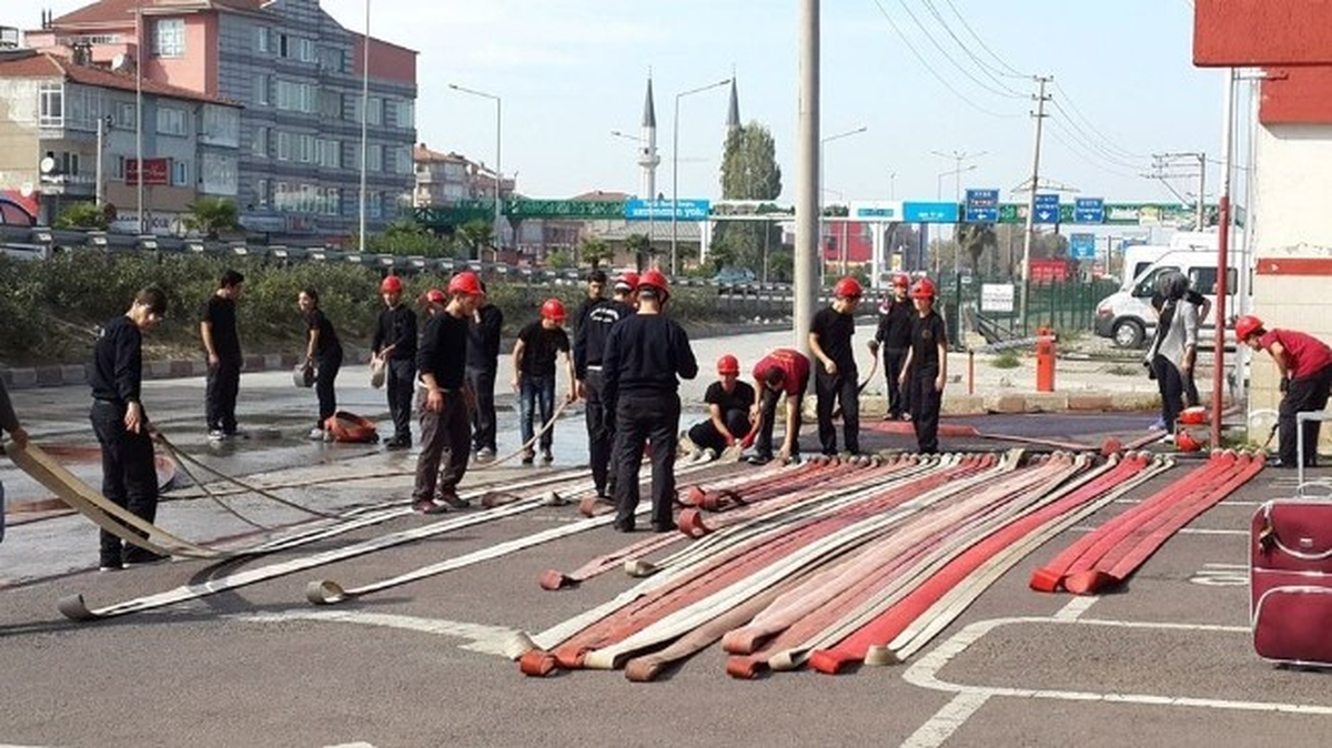 Yalova\'da Genç İtfaiyecilere Hortum Eğitimi