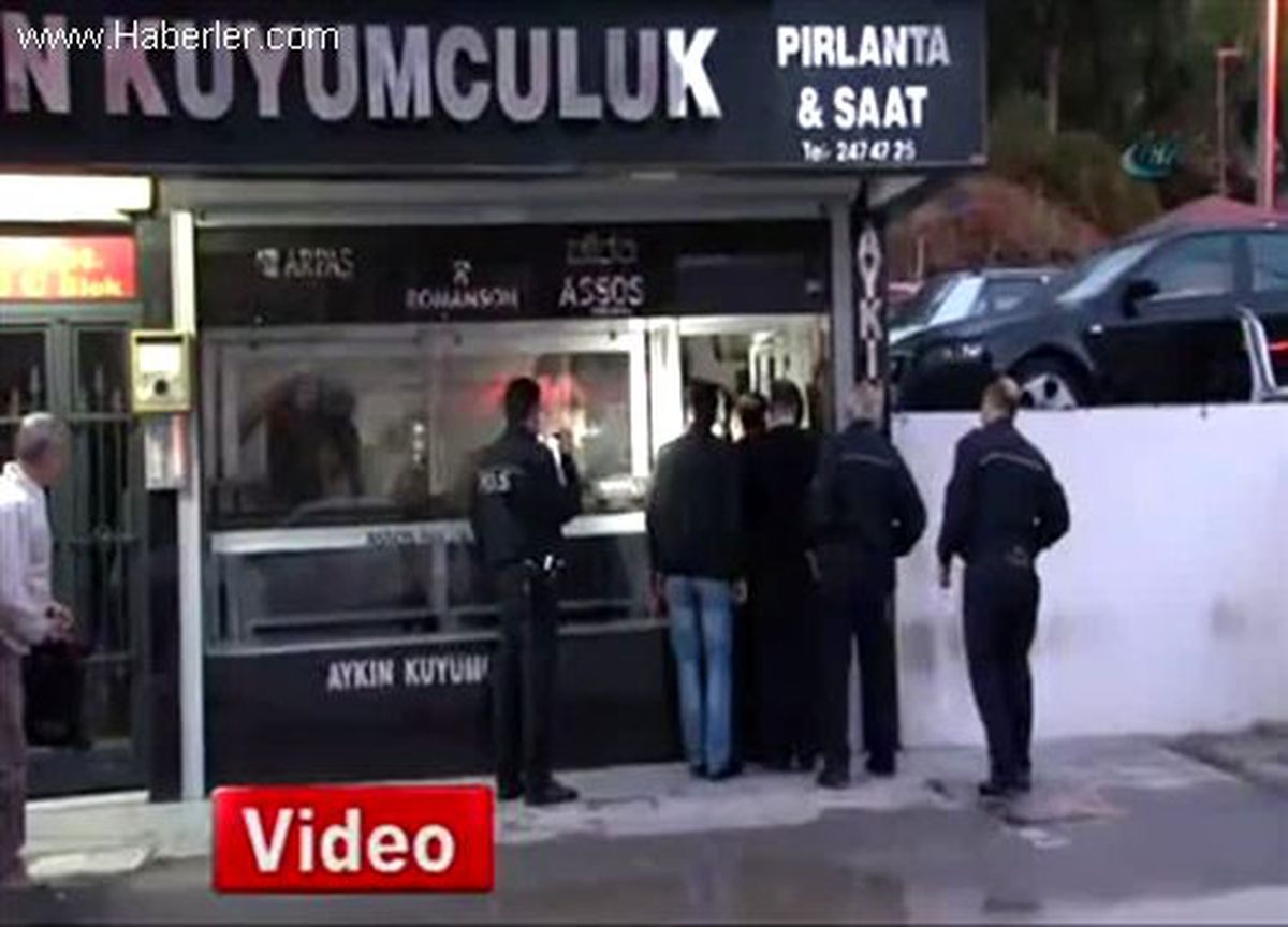 İzmir\'de Hırsız Kuyumcuya Duvarı Delerek Girdi