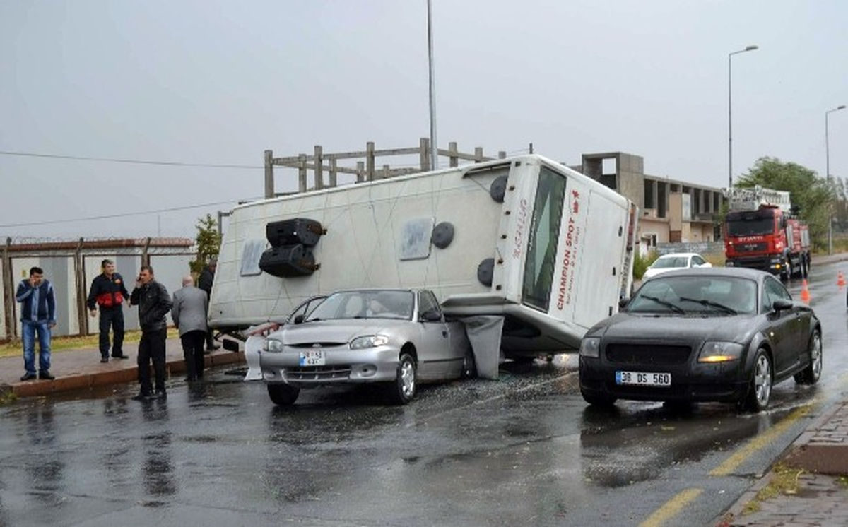 Kayseri\'de Zincirleme Trafik Kazası: 2 Yaralı