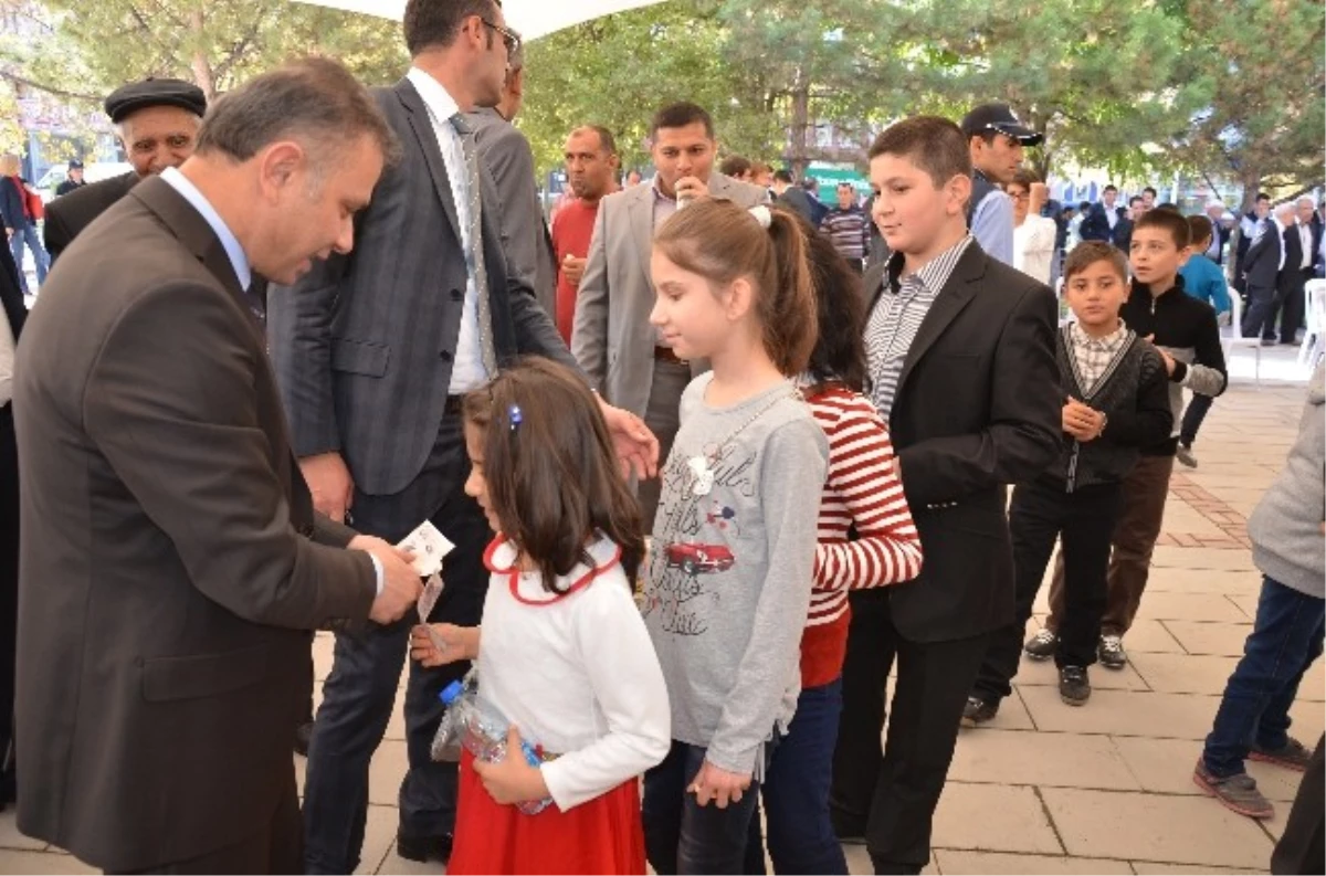 Kazan Kaymakamı ile Belediye Başkanı Halkla Bayramlaştı