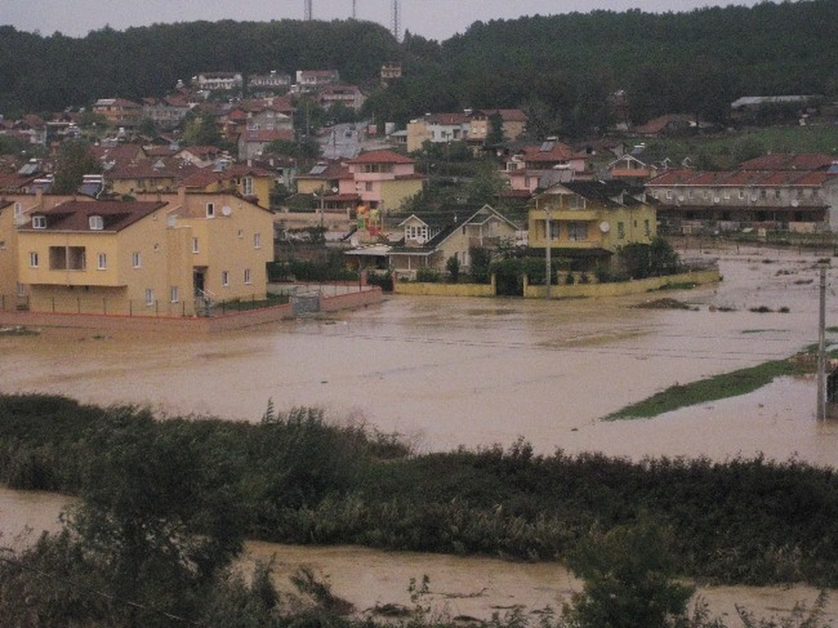 Kocaeli\'de Evler Sular Altında Kaldı
