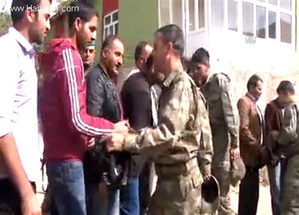 Köylülerle Bayramlaşan Mehmetçiğe Yoğun İlgi