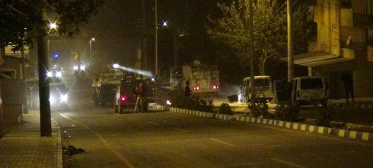 Molotof Kokteyli Atılan Polis Aracı Yandı: 2 Yaralı
