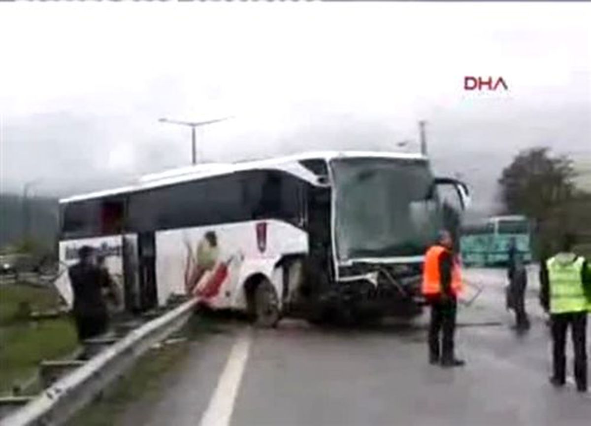 Otobüs Bariyerlere Çarptı: 1 Ölü, 2 Yaralı