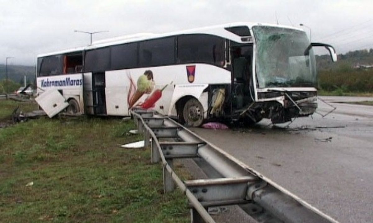 Otobüs Yoldan Çıktı: 1 Ölü
