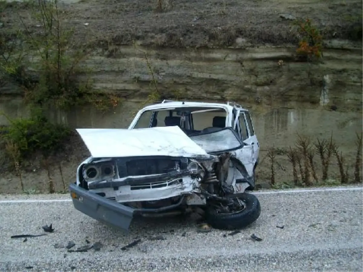 Otomobille Çarpışan Yolcu Minibüsü Şarampole Yuvarlandı: 16 Yaralı