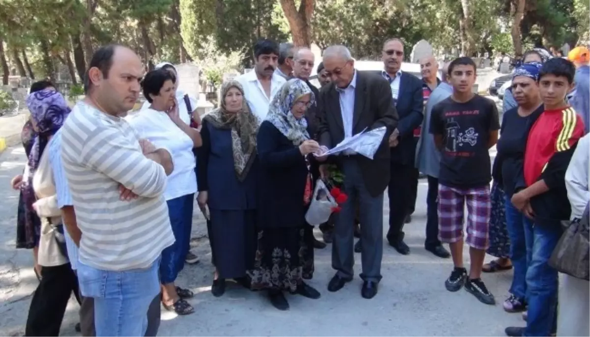 (Özel Haber) İzmir\'de Mezar Eylemi